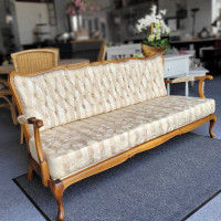 Sofa Dreisitzer italienischer Stil mit Knopfpolsterung neu bezogen Sofa Dreisitzer italienischer Stil mit Knopfpolsterung neu bezogen