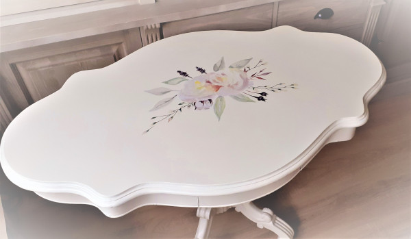 Handbemalter Tisch mit floralem Dekor