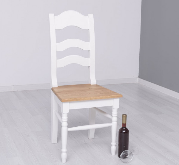 Stuhl aus Massivholz mit Sitzplatte aus Eiche im Landhaus-Stil