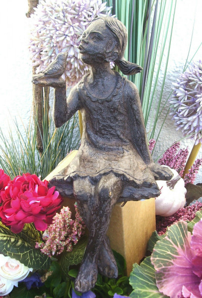 Dekofigur "Mädchen mit Vogel"