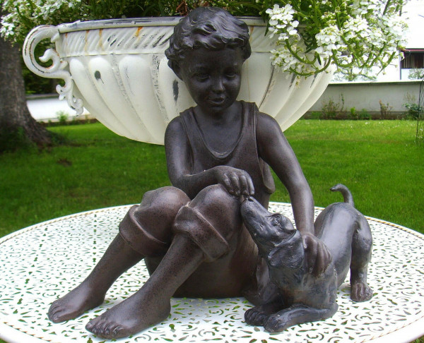 Junge mit Hund Dekofigur