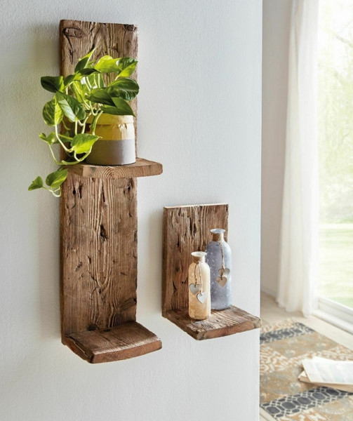 Wandregal aus rustikalem Holz